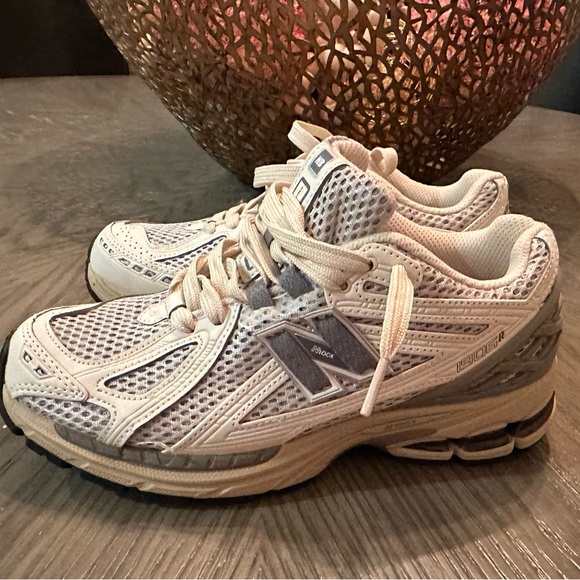 New Balance  1906r Cream and Gray Athletic Shoes, super trendy - Picture 1 of 9